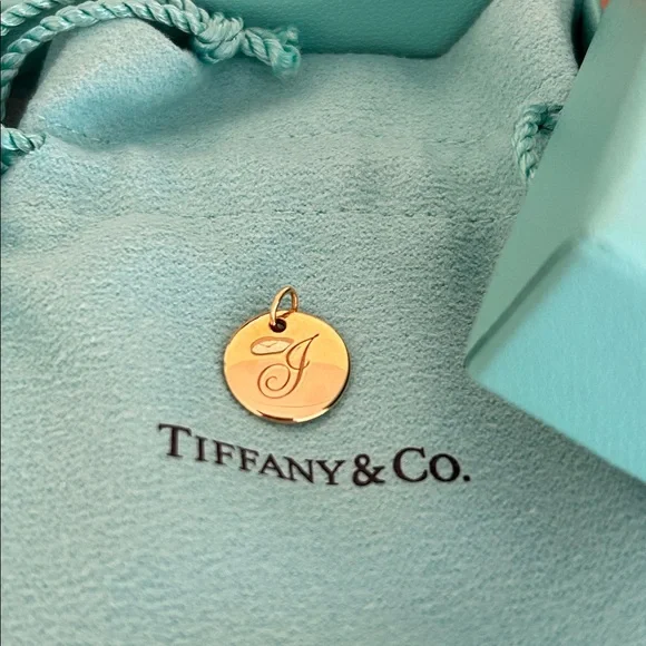 Tiffany Notes letter "J" Disc Round Pendant in 18K yellow gold - Picture 3 of 4
